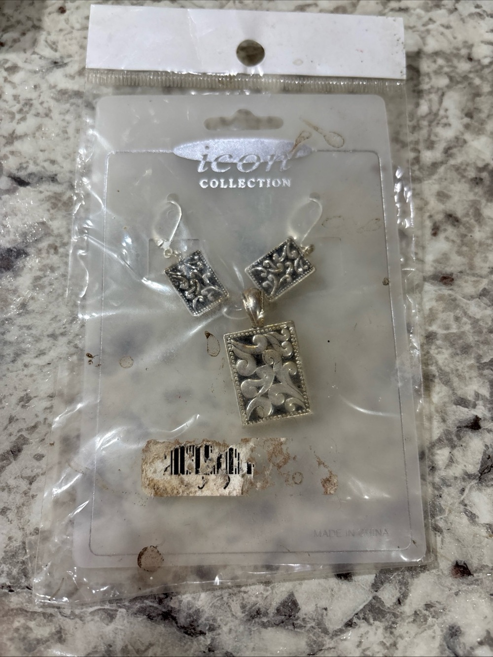 IC COLLECTION Silver-Tone Filigree Rectangular Pendant & Earrings Set